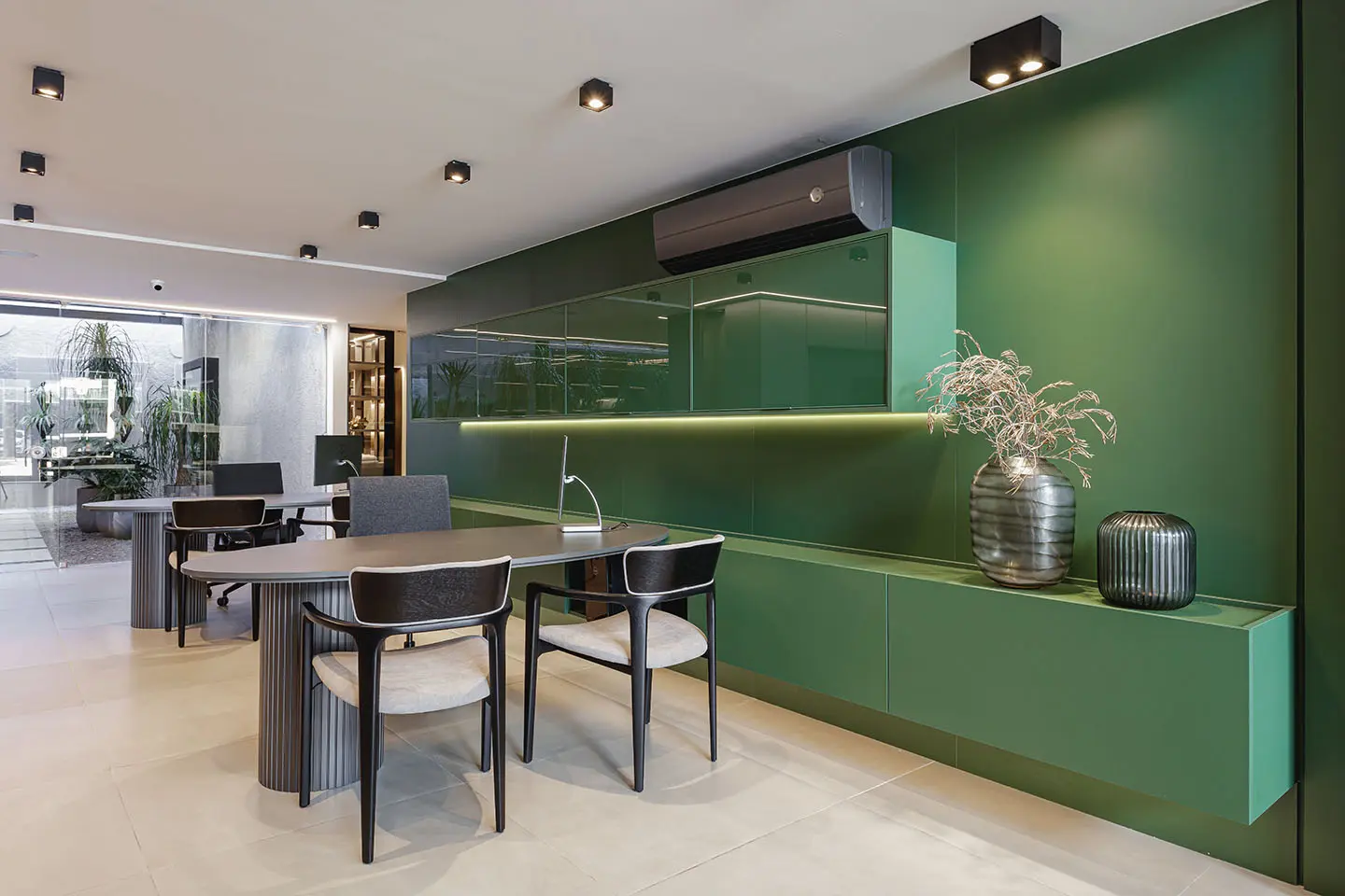 Sala planejada com painel